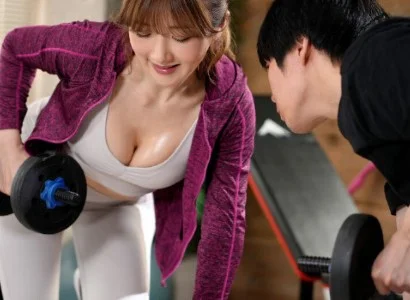 Nữ PT gợi cảm và chàng trai số hưởng quấn lấy nhau