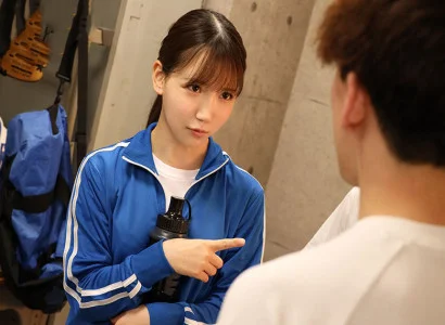 các cầu thủ nghiệp dư trong câu lạc bộ bóng đá quan hệ tập thể với cô gái xinh giữa sân