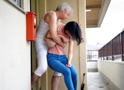 Cô vợ trẻ mới cưới bị bố chồng già sàm sỡ