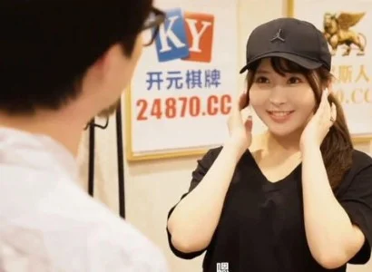 Cô nhân viên giao hàng dễ tính khi đưa hàng