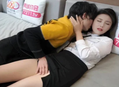 Cô thư ký xinh âm thầm chiều sếp vì tiền