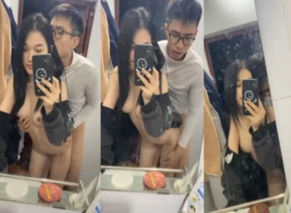 Cặp đôi trẻ phang nhau trước gương