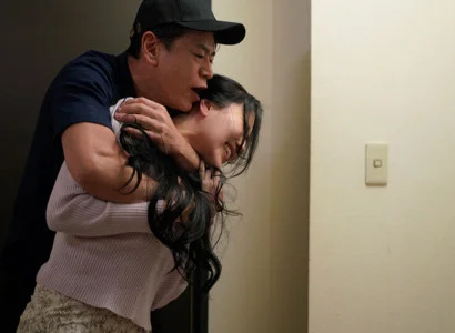 Nữ ca sĩ bị fan cuồng lạm dụng tình dục vì sự ngon lành của cơ thể