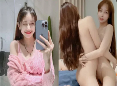 Lâm Thái Vy và cô bạn thân móc bím với nhau ngay trên livestream