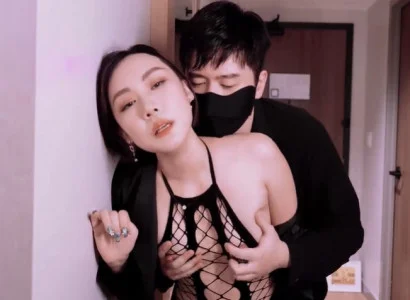 Người vợ bán thân cho sếp để trả nợ thay chồng