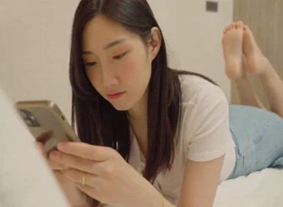 Cô ấy mây mưa với anh nhân viên giao hàng