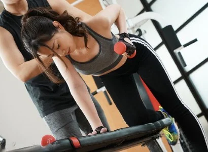 Người phụ nữ thiếu thốn và anh PT may mắn địt nhau tới tối